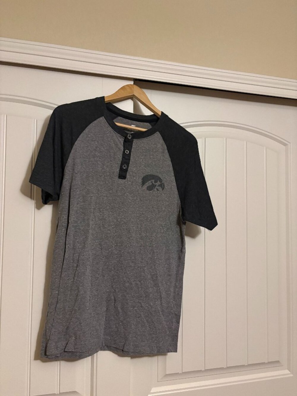 Iowa Hawkeyes Henley Shirt Mens Medium Gray Navy Blue Short Sleeves Colosseum